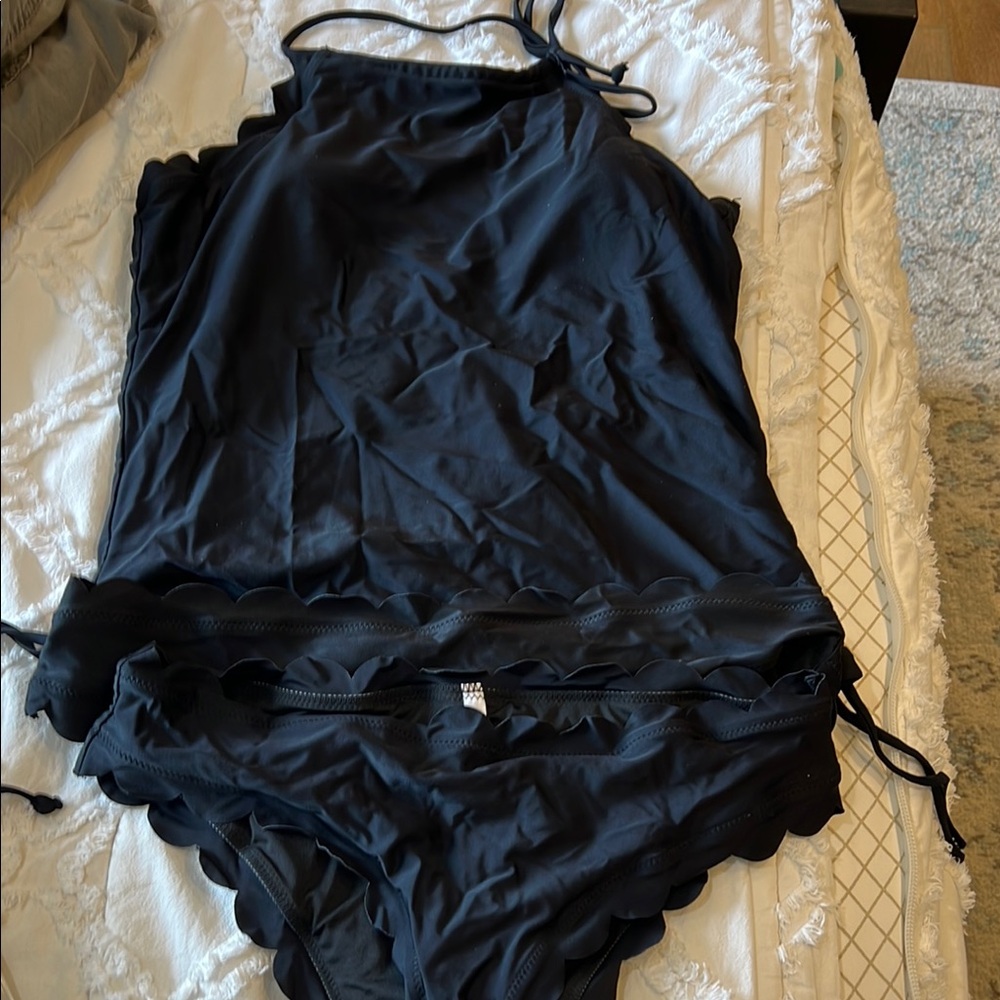 Elegant Black Scalloped Women's Swimsuit
